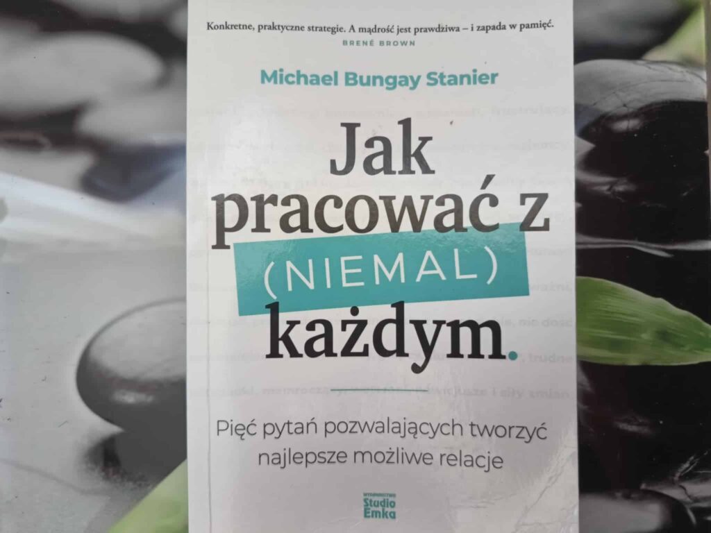 Jak pracować niemal z każdym - Michael Bungay Stanier - książka - okładka - recenzja książki